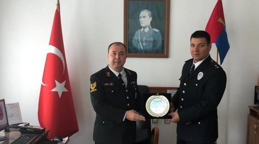 Tayini &ccedil;ıkan komutana plaket
