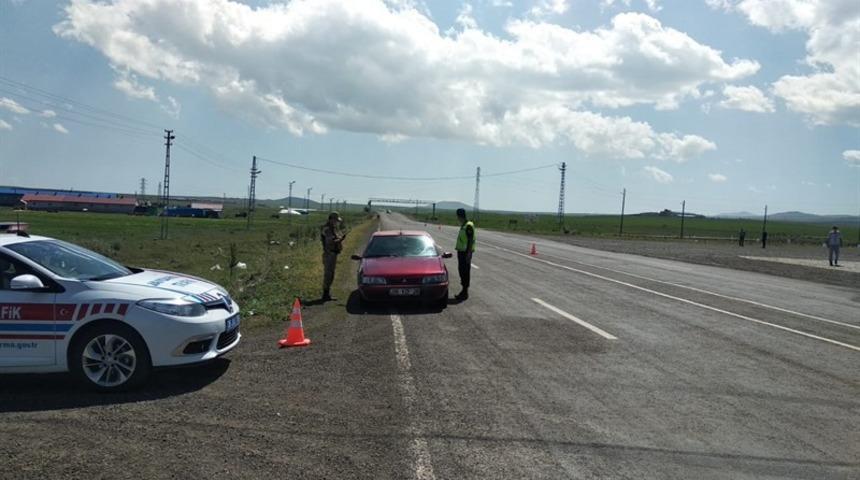 Kars&rsquo;ta jandarma trafik uygulamasını s&uuml;rd&uuml;r&uuml;yor
