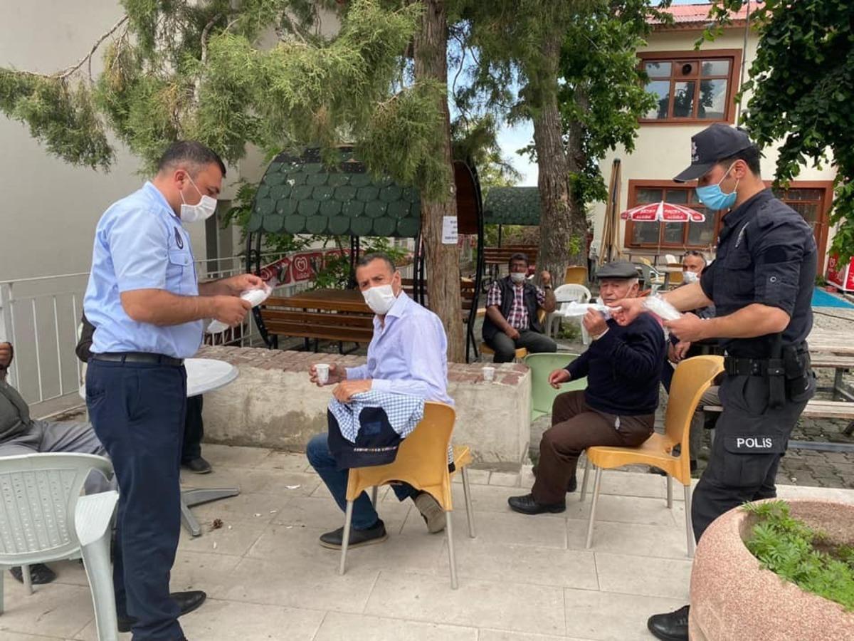 Şenkaya Belediyesi il&ccedil;e merkezinde maske dağıttı