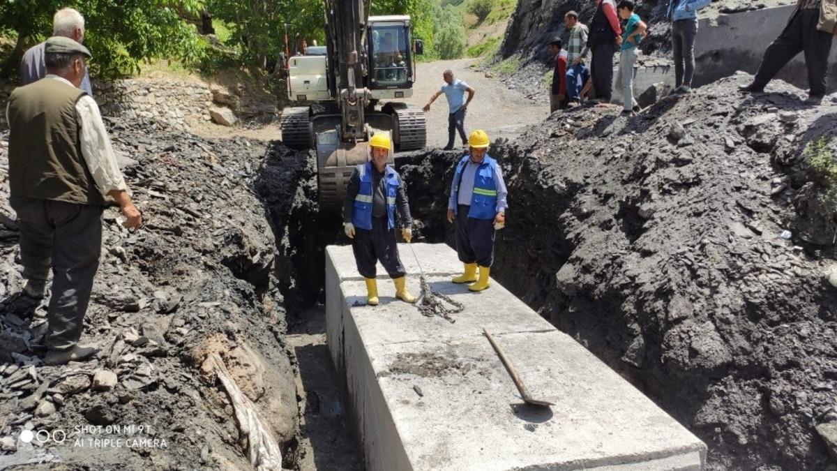 Bah&ccedil;esaray&rsquo;da k&ouml;pr&uuml; yapımı