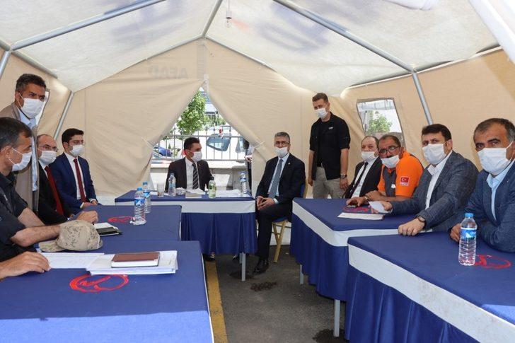 MHP Genel Başkan Yardımcısı Prof. Dr. Kamil Aydın Çat’ta depremzedelerle bir araya geldi G1