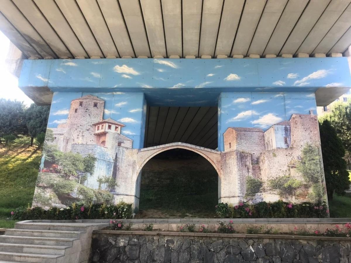Başakşehir&rsquo;de gri duvarlar grafiti ile renkleniyor