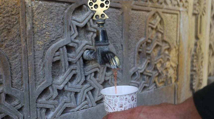 Nevşehir'de sokak çeşmesinden şerbet ikramı