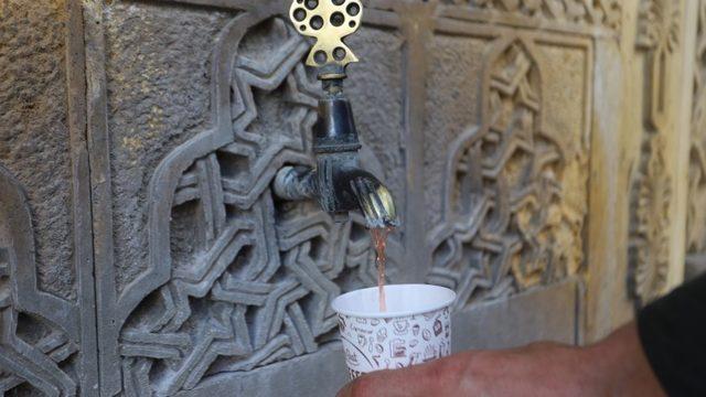 Nevşehir'de sokak çeşmesinden şerbet ikramı