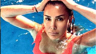 Yonca Evcimik yıllara meydan okuyor! Bikinili ve mayolu pozlarını paylaştı!  