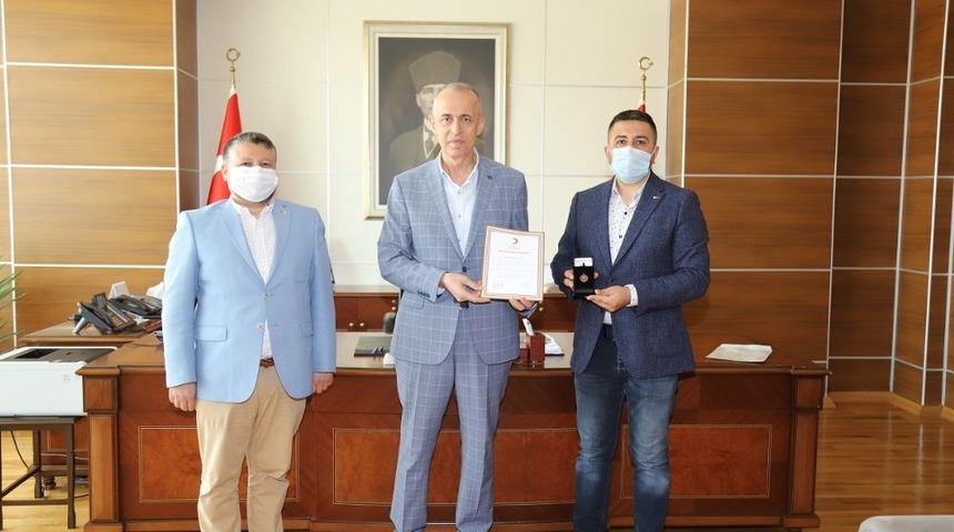 Kızılay&rsquo;dan Vali Aktaş&rsquo;a berat