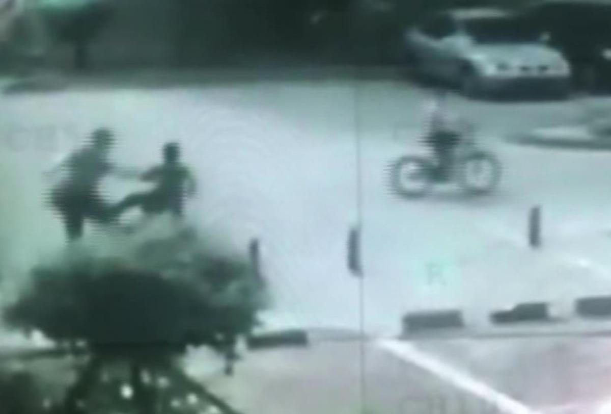 Konya'da bir s&uuml;r&uuml;c&uuml;, 9 yaşındaki bisikletli &ccedil;ocuğu tekme- tokat d&ouml;vd&uuml;