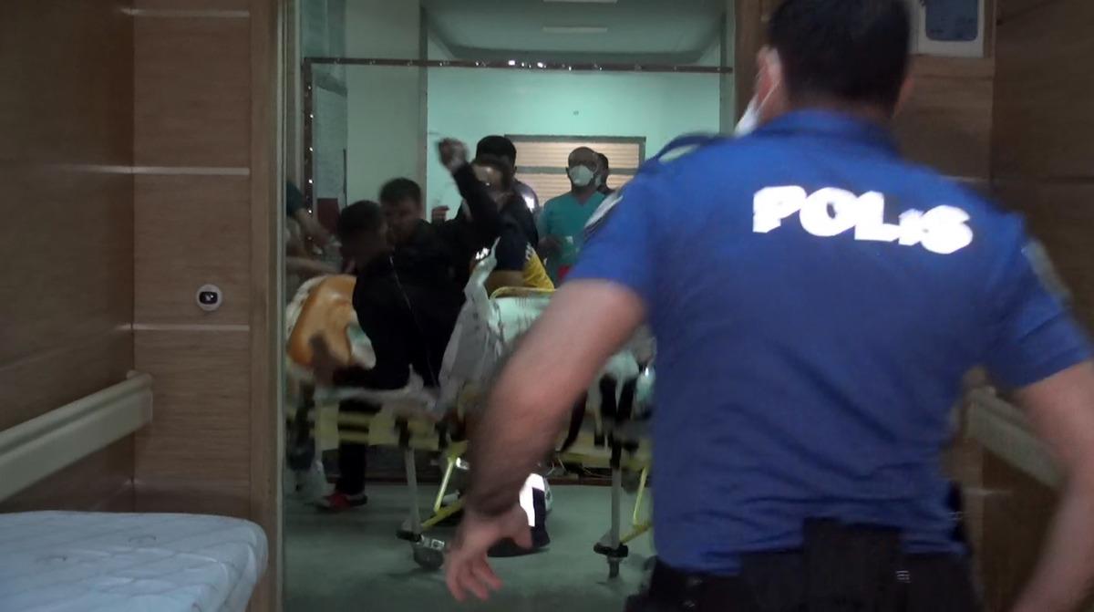 Sedye &uuml;zerinde yumruklu kavga! Hastaneyi birbirine kattılar