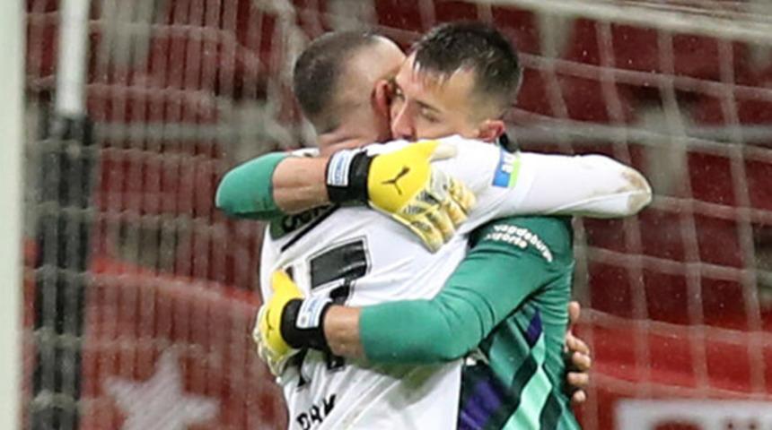 Burak'tan Muslera'ya geçmiş olsun ziyareti