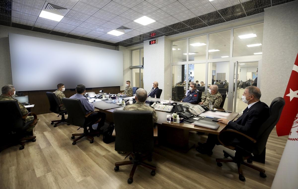 Milli Savunma Bakanı Akar ve TSK Komuta Kademesi, "Pen&ccedil;e-Kaplan Operasyonu"nu Kara Kuvvetleri Komutanlığı Harekat Merkezi'nden sevk ve idare ediyor.