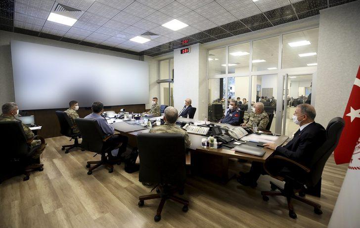 Milli Savunma Bakanı Akar ve TSK Komuta Kademesi, "Pençe-Kaplan Operasyonu"nu Kara Kuvvetleri Komutanlığı Harekat Merkezi'nden sevk ve idare ediyor. G1