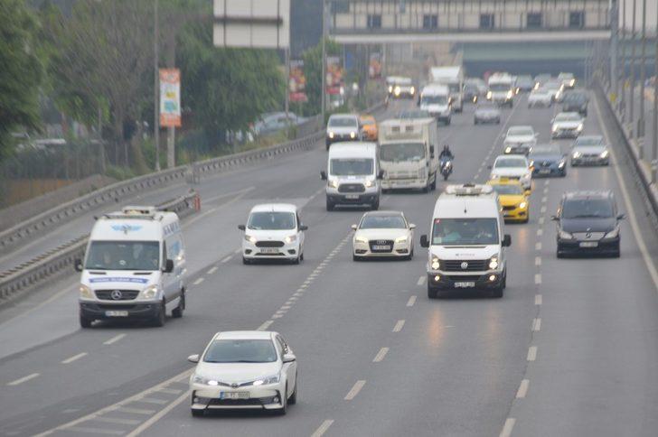 E-5 ile metrobüs duraklarında araç ve vatandaş yoğunluğu G2