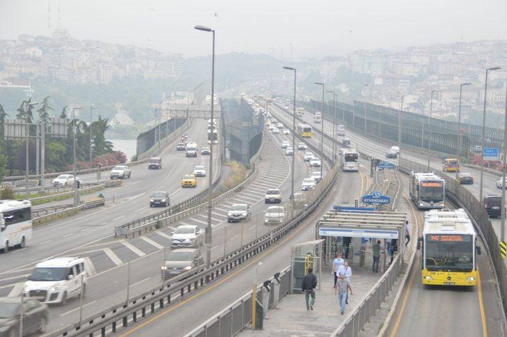 E-5 ile metrobüs duraklarında araç ve vatandaş yoğunluğu G3