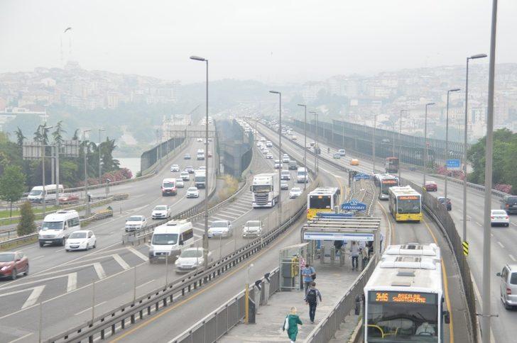 E-5 ile metrobüs duraklarında araç ve vatandaş yoğunluğu G4