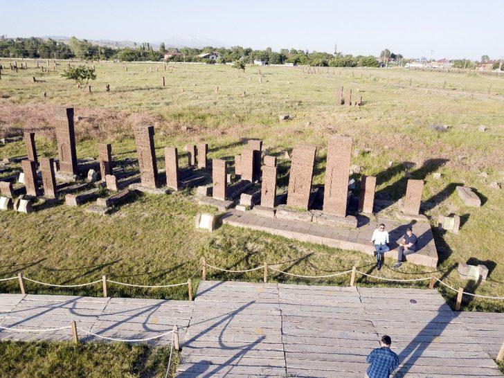 Normalleşme süreciyle Selçuklu Mezarlığı’nda ziyaretçi yoğunluğu G1