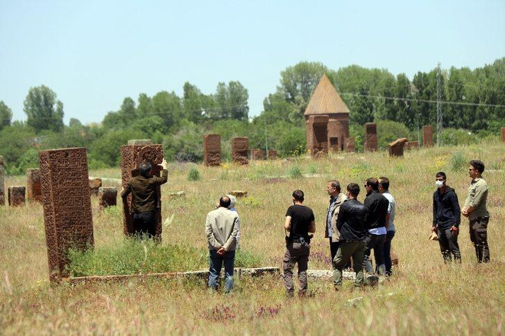 Normalleşme süreciyle Selçuklu Mezarlığı’nda ziyaretçi yoğunluğu G5