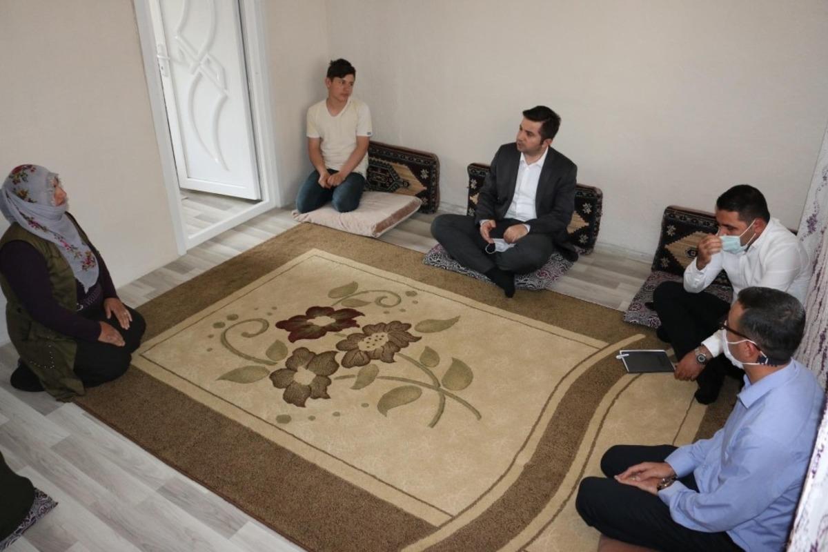 Kaymakam K&ouml;leoğlu&rsquo;ndan hane ziyareti
