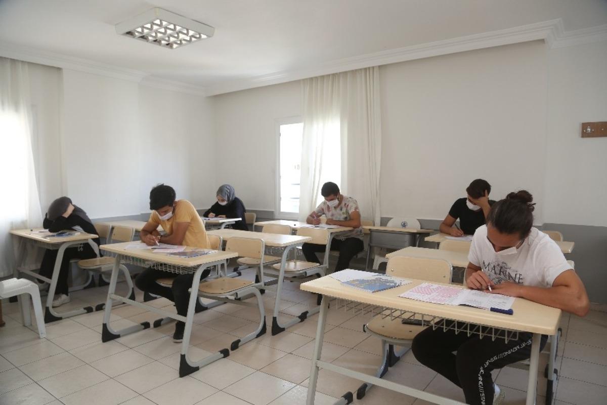 Erdemli Belediyesi Kurs Merkezlerinde kontroll&uuml; sınav