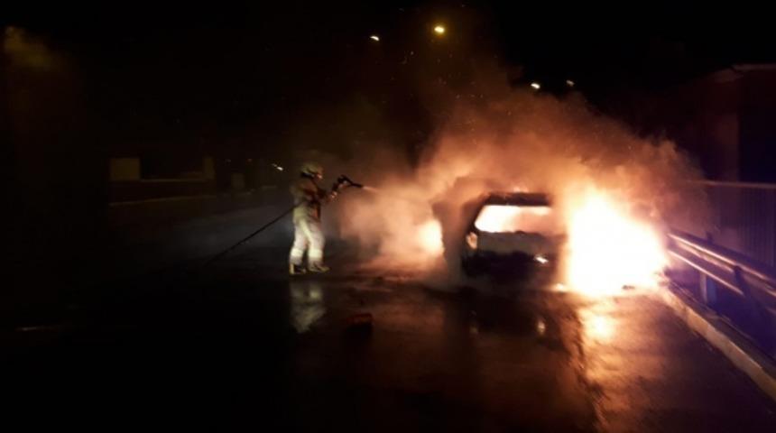 Pendik’te seyir halindeki araç alev alev yandı