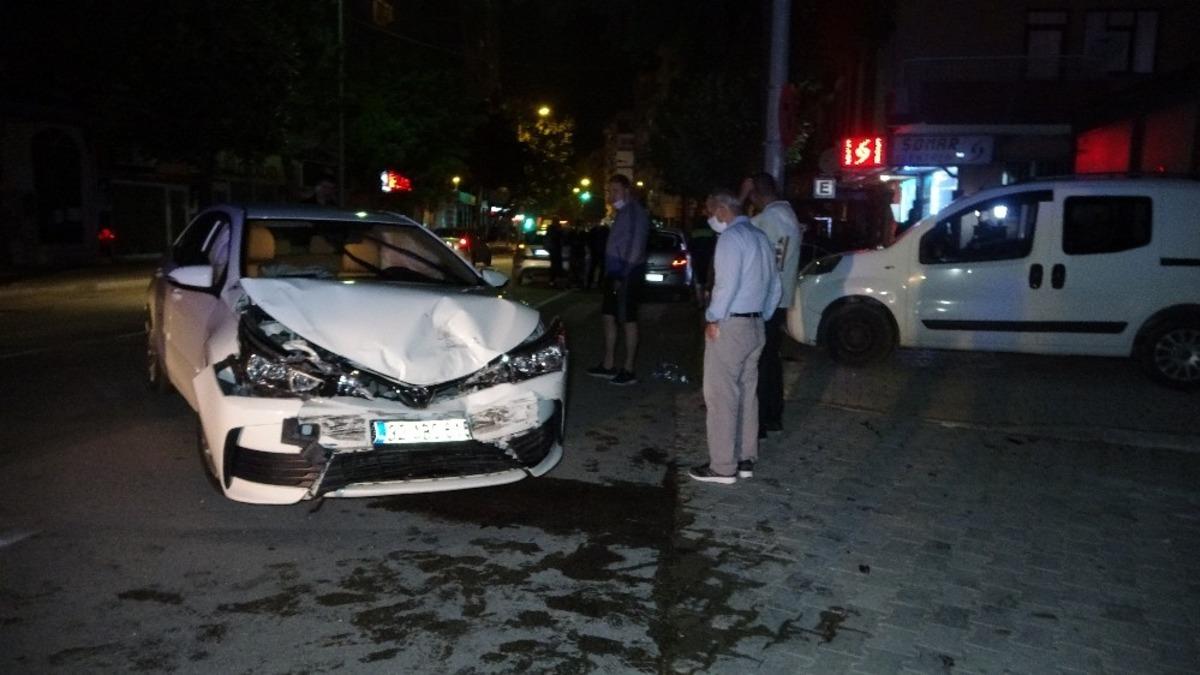 Isparta&rsquo;da otomobiller &ccedil;arpıştı: 2 yaralı