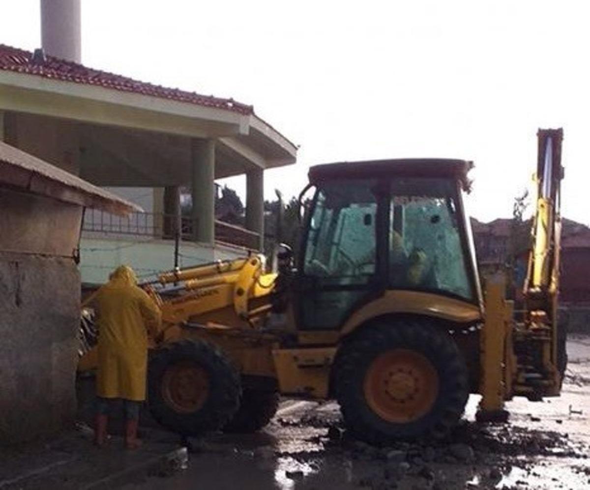 Belediye ekipleri su baskınları ile m&uuml;cadele ediyor