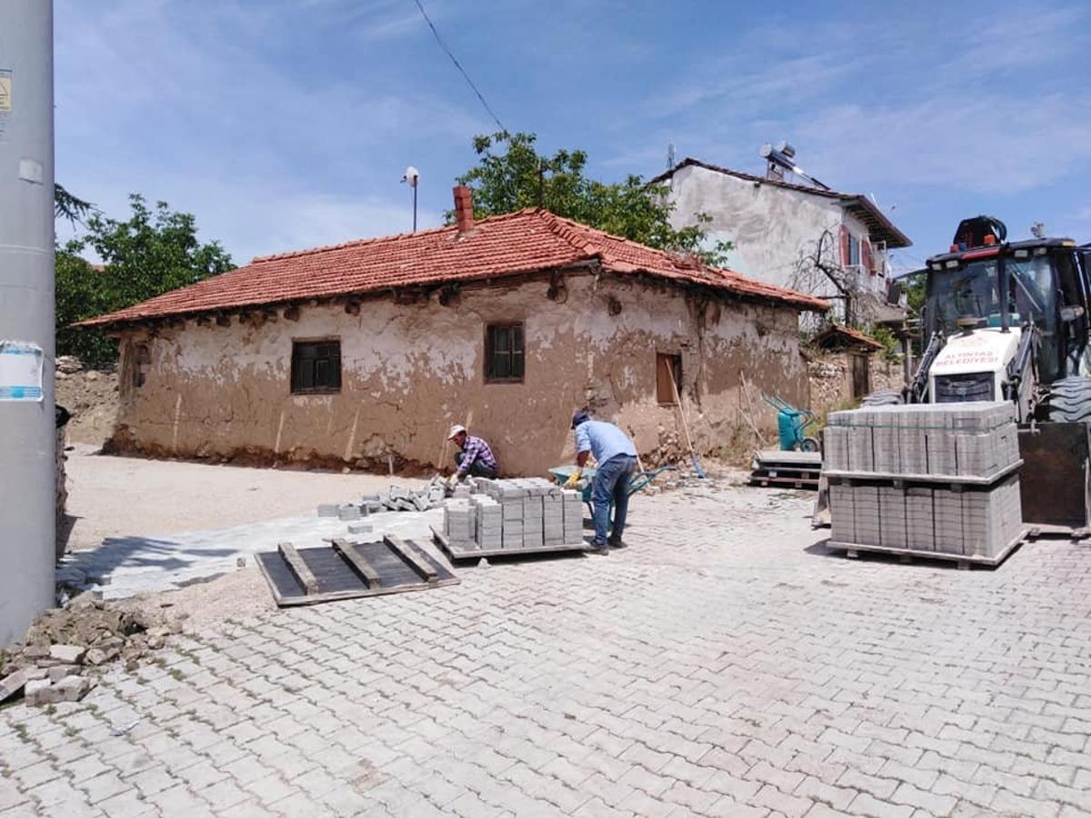 Altıntaş&rsquo;ta kilitli parke taşı d&ouml;şeme &ccedil;alışmaları