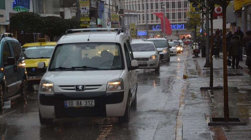 Balıkesir ve b&ouml;lgede g&ouml;k g&uuml;r&uuml;lt&uuml;l&uuml; sağanak yağış bekleniyor