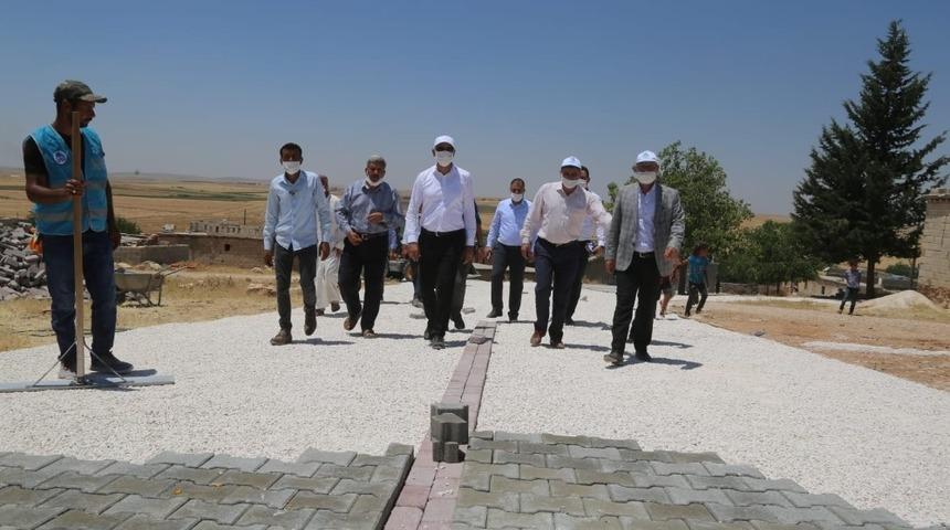 Başkan Kuş kırsalda s&uuml;ren parke taşı &ccedil;alışmalarını inceledi