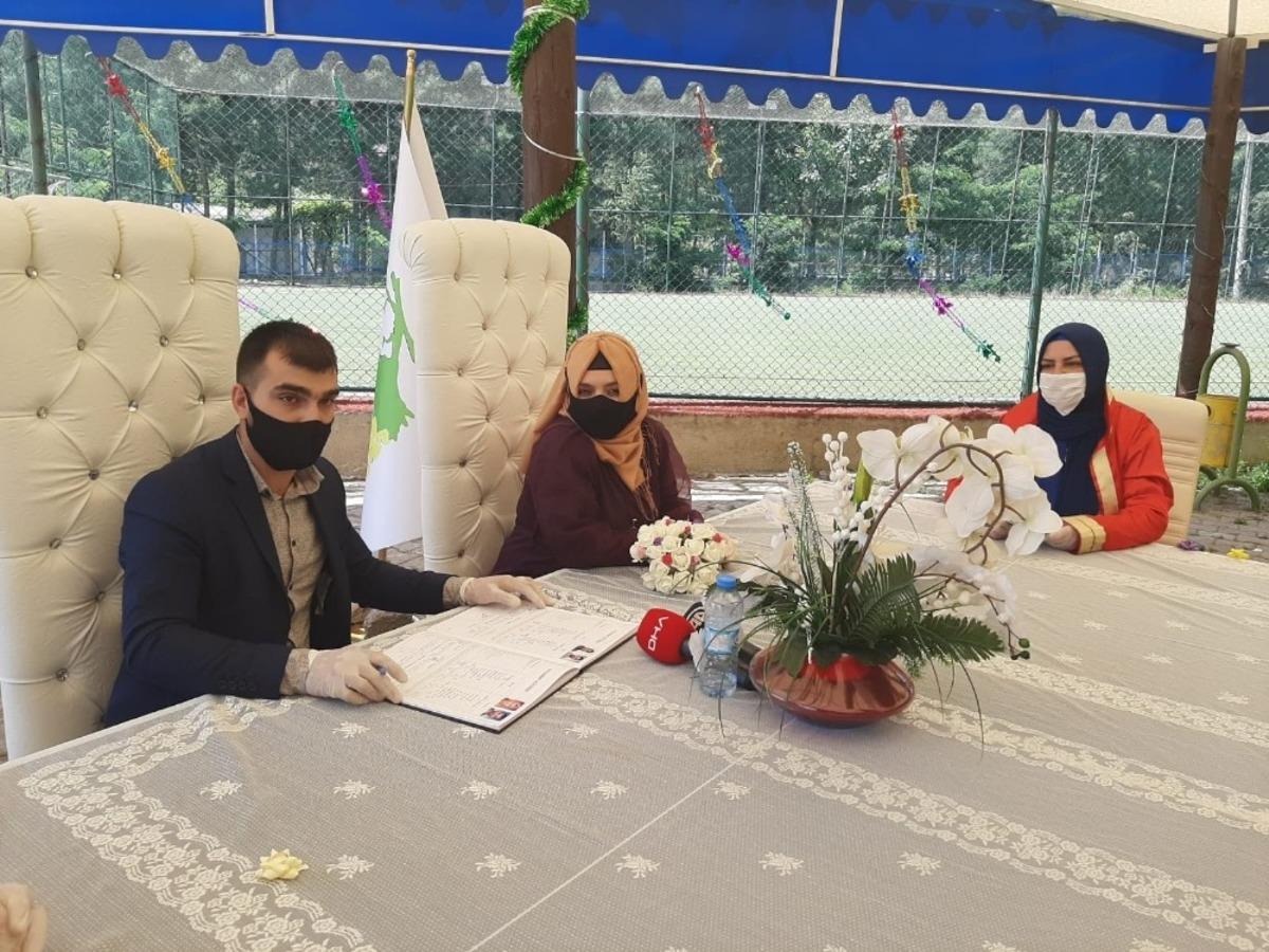 Korona vir&uuml;se karşı yeşil alanda nikah işlemi