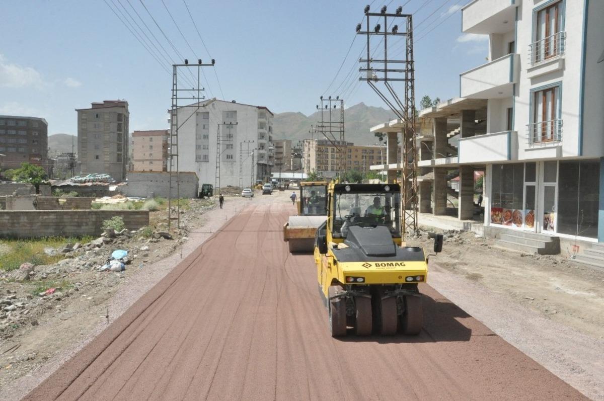 Y&uuml;ksekova&rsquo;da yol &ccedil;alışması devam ediyor