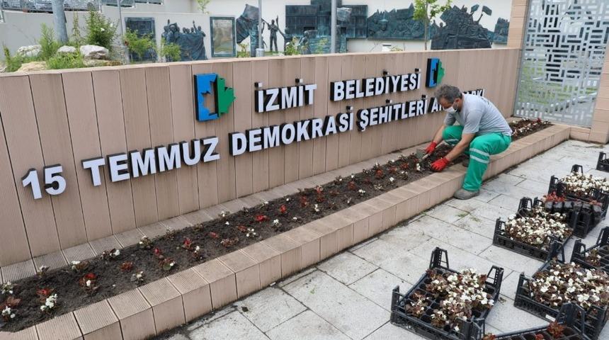 İzmit’in parklarında rengarenk çiçekler açtı