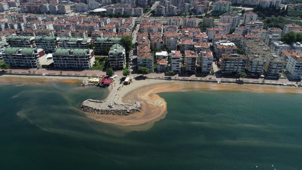 Marmara Denizi'nde korkutan g&ouml;r&uuml;nt&uuml;! Renk değiştirdi