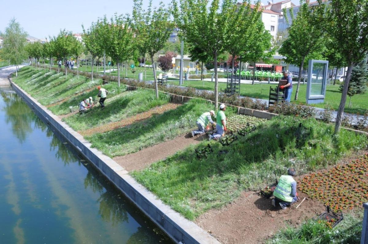 Belediye Park Bah&ccedil;eler M&uuml;d&uuml;rl&uuml;ğ&uuml;, şehir g&uuml;zelleştirme &ccedil;alışmalarını s&uuml;rd&uuml;r&uuml;yor