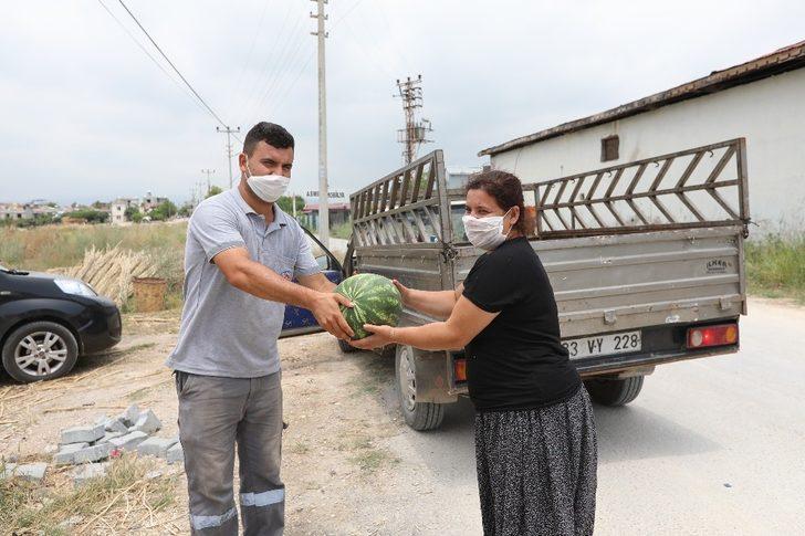 Hayırsever vatandaştan ihtiyaç sahiplerine bin adet karpuz G2