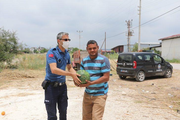 Hayırsever vatandaştan ihtiyaç sahiplerine bin adet karpuz G3