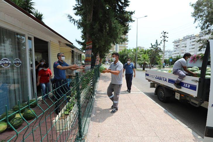 Hayırsever vatandaştan ihtiyaç sahiplerine bin adet karpuz G4