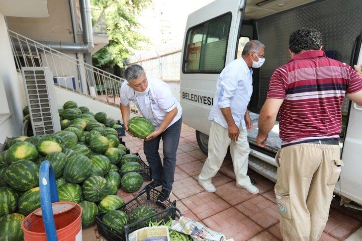 Hayırsever vatandaştan ihtiyaç sahiplerine bin adet karpuz G5