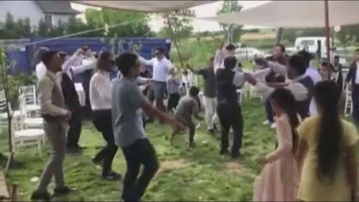 Koronavirüse aldırış etmediler, düğün yapıp eğlendiler G2