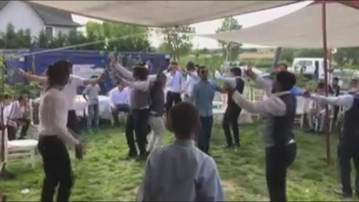 Koronavirüse aldırış etmediler, düğün yapıp eğlendiler G4
