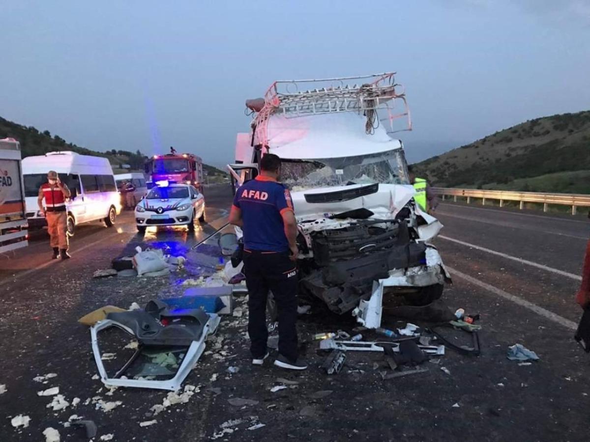 Minib&uuml;s tıra arkadan &ccedil;arptı: 1 yaralı