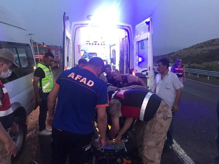 Minibüs tıra arkadan çarptı: 1 yaralı G3