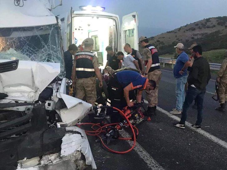 Minibüs tıra arkadan çarptı: 1 yaralı G4