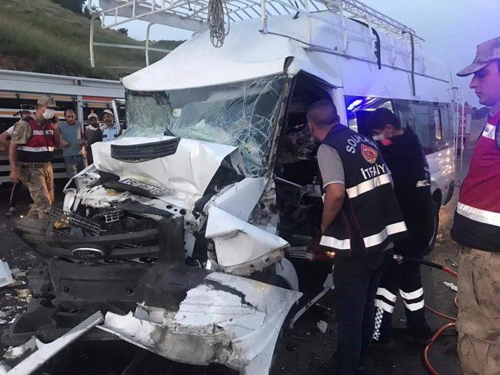 Minibüs tıra arkadan çarptı: 1 yaralı G5