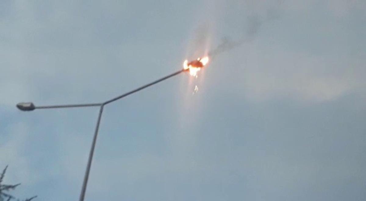 Aydınlatma direği alev alıp yandı