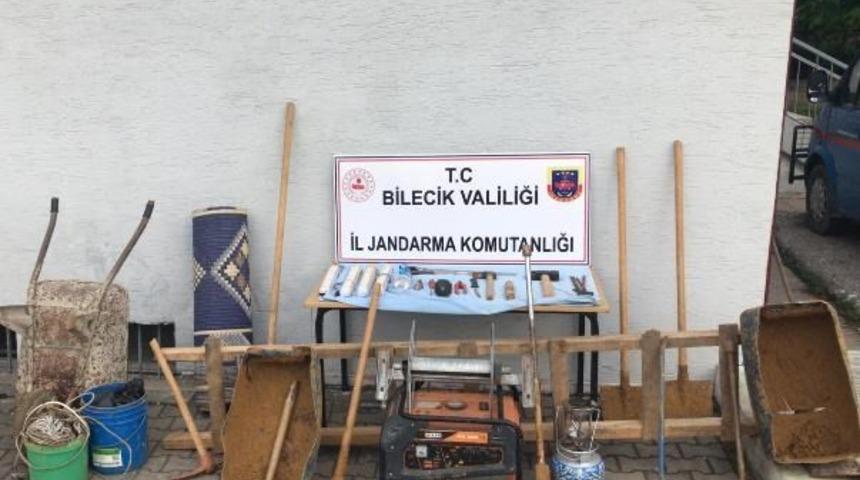 İzinsiz kazı yaparken, suçüstü yakalandılar