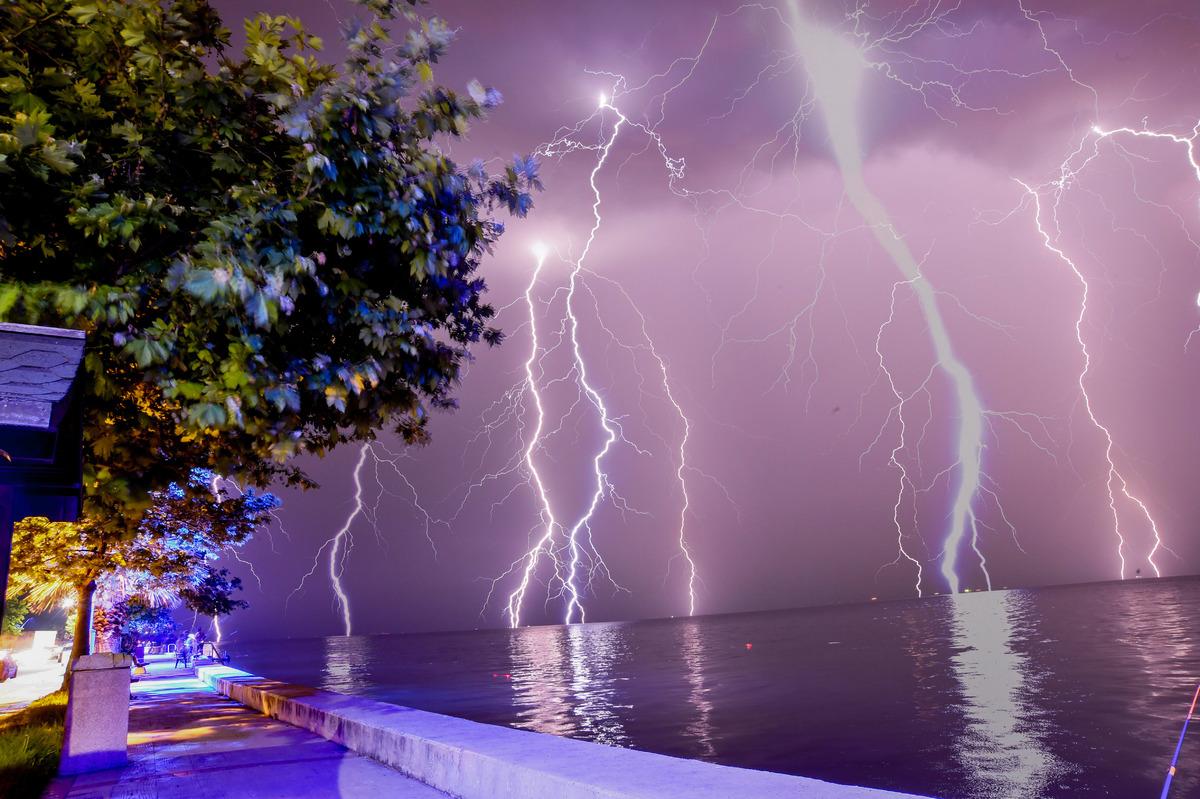 G&ouml;lc&uuml;k'te &uuml;rk&uuml;ten g&ouml;r&uuml;nt&uuml;! 7 şimşek aynı karede
