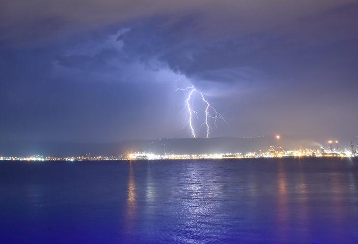Gölcük'te ürküten görüntü! 7 şimşek aynı karede G1
