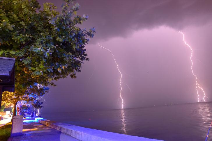 Gölcük'te ürküten görüntü! 7 şimşek aynı karede G3