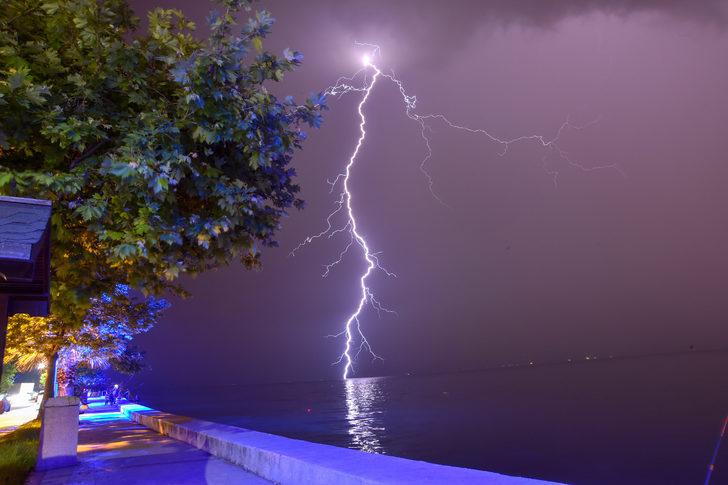Gölcük'te ürküten görüntü! 7 şimşek aynı karede G4