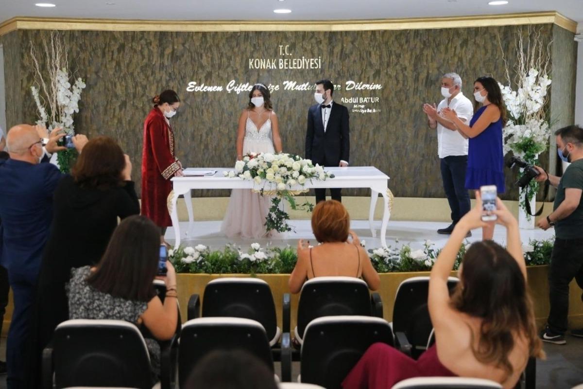 Konak&rsquo;ta yeni normalleşmeyle ilk nikahlar kıyıldı